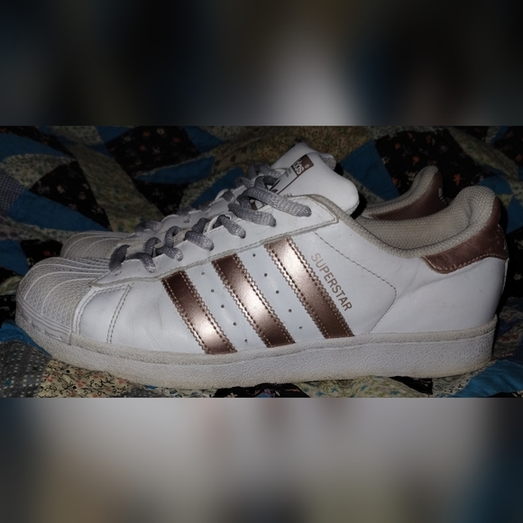 Adidas Rose Gold Superstar Trainers Women's 8.5 - Picture 2 of 6